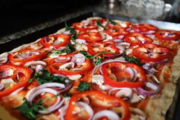 Frische Zutaten auf unserem Pizzablech!