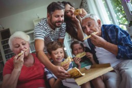 Deine Familienpizza bestellen im Piccola Essen & Trinken in Köln!