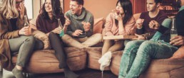 Genieße Dein Familienpizza ganz gemütlich zuhause auf der Couch. Dein Piccola Team!